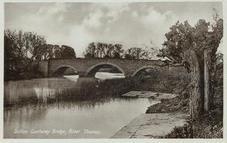Sutton Bridge - Approach to Village over Thames